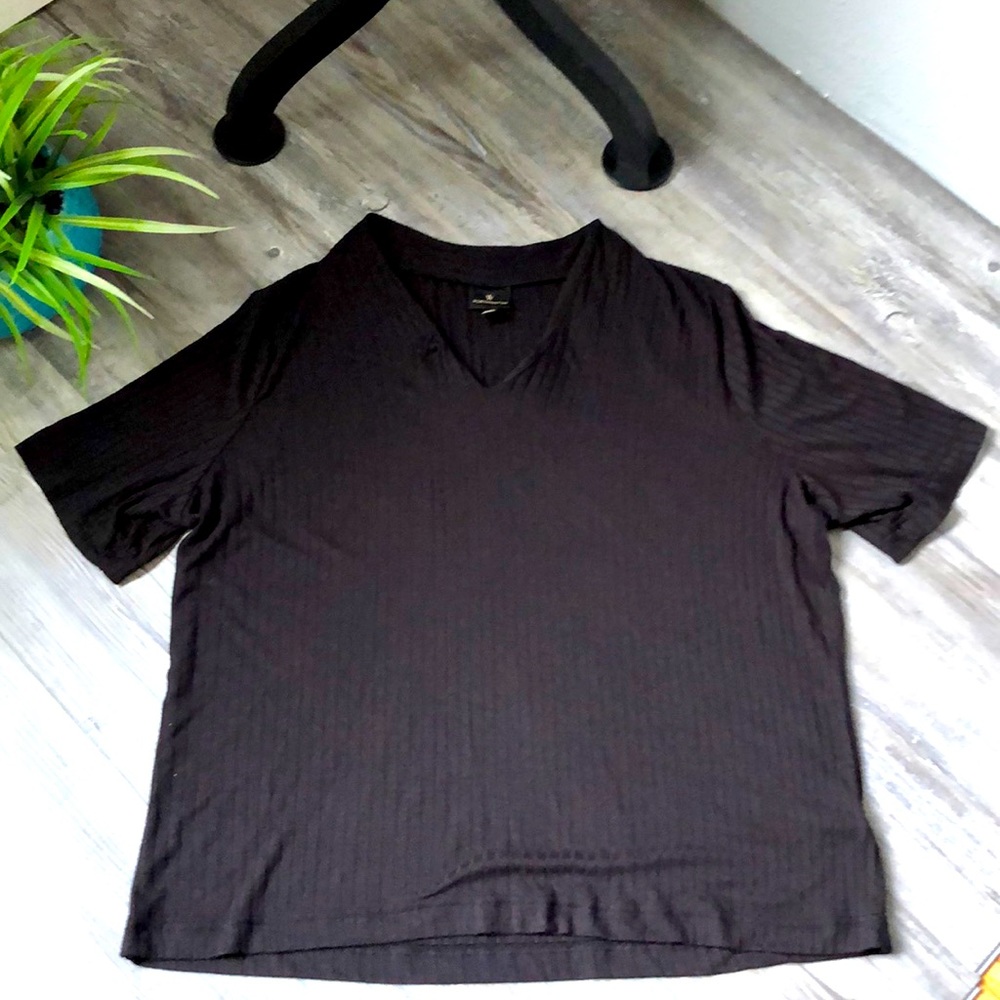 Women’s Black V-Neck Short Sleeve Top